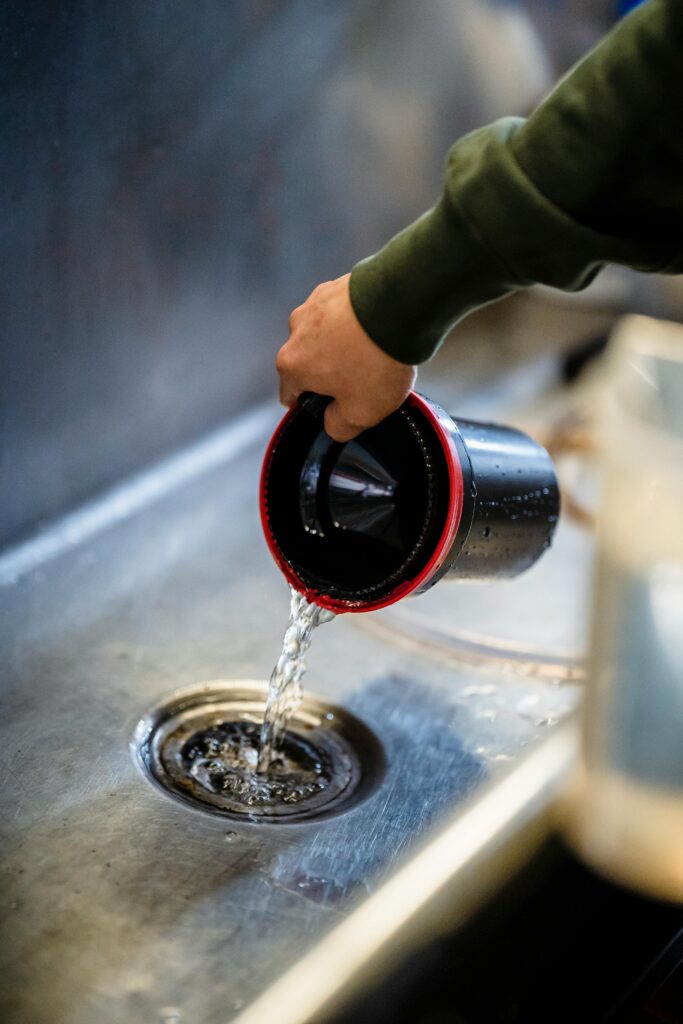 Descarte de materiais em pias, ralos sanitários e vasos aumenta o consumo de água