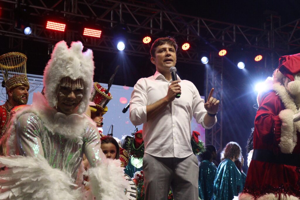 Abertura de Natal de BC reuniu milhares de pessoas na Praia Central